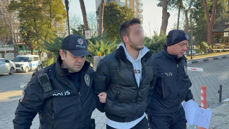 Lise öğrencisinin boynuna bıçak dayayan üniversite öğrencisi tutuklandı