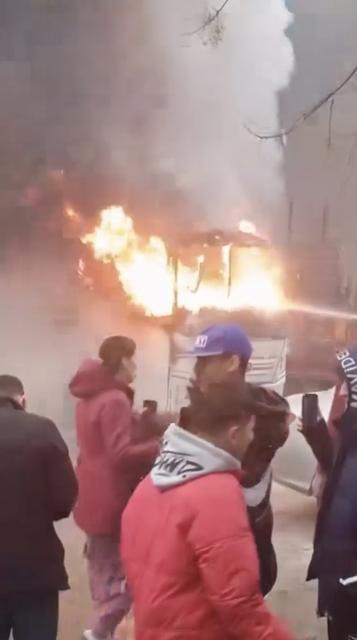 Park halindeki midibüste çıkan yangın otomobile sıçradı