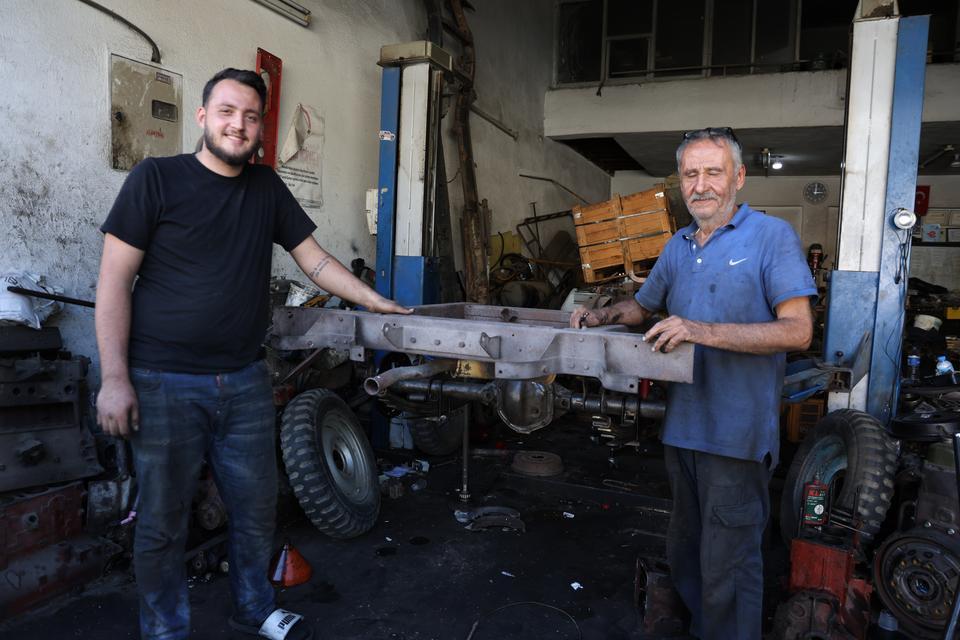 AYDIN'DA YEŞİL CİPLERİN CAZİBESİ HİÇ BİTMİYOR 75 YILLIK CİPLER BİLE SANAYİDE BAŞTAN AŞAĞIYA YENİLENİP SIFIR MODEL GİBİ YENİDEN KULLANIMA SUNULUYOR