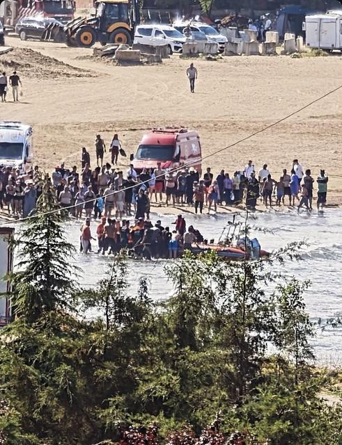 Akıntıya kapılan çocukları kurtarmak isteyen adam boğuldu