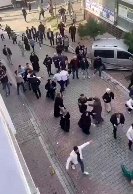 TAKI TÖRENİ ERKENE ALINMAK İSTENİLDİ, ORTALIK SAVAŞ ALANINA DÖNDÜ ESENYURT'TA DÜĞÜNDE İKİ AİLE ARASINDA KAVGA ÇIKTI