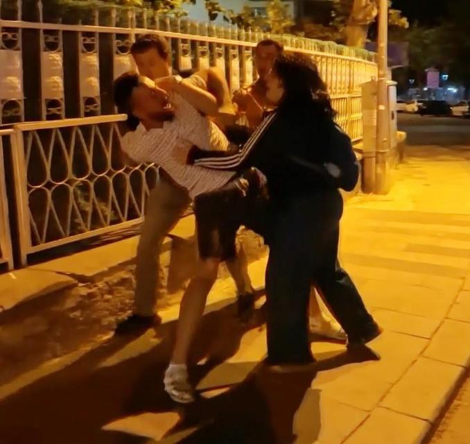 Erkek arkadaşından kaçarken yakalandı, kendini köprüden atmak istedi