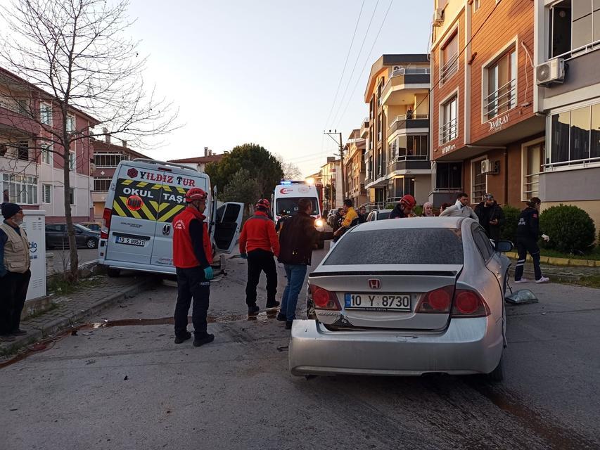 BALIKESİR'DE SERVİS ARACI İLE OTOMOBİL ÇARPIŞTI: 6 YARALI