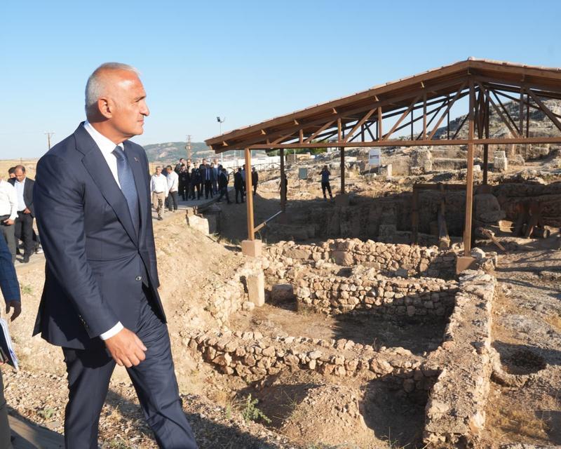 Bakan Ersoy, Perre Antik Kenti’nde yürütülen çalışmaları yerinde inceledi