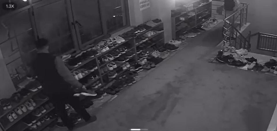 CEMAAT NAMAZA DURDU, ONLAR AYAKKABILARIN PEŞİNE DÜŞTÜ AYAKKABI HIRSIZLARI, GÜVENLİK KAMERASINA YANSIDI MAĞAZADAN ALIŞVERİŞ EDER GİBİ BEĞENİP ÇALDILAR
