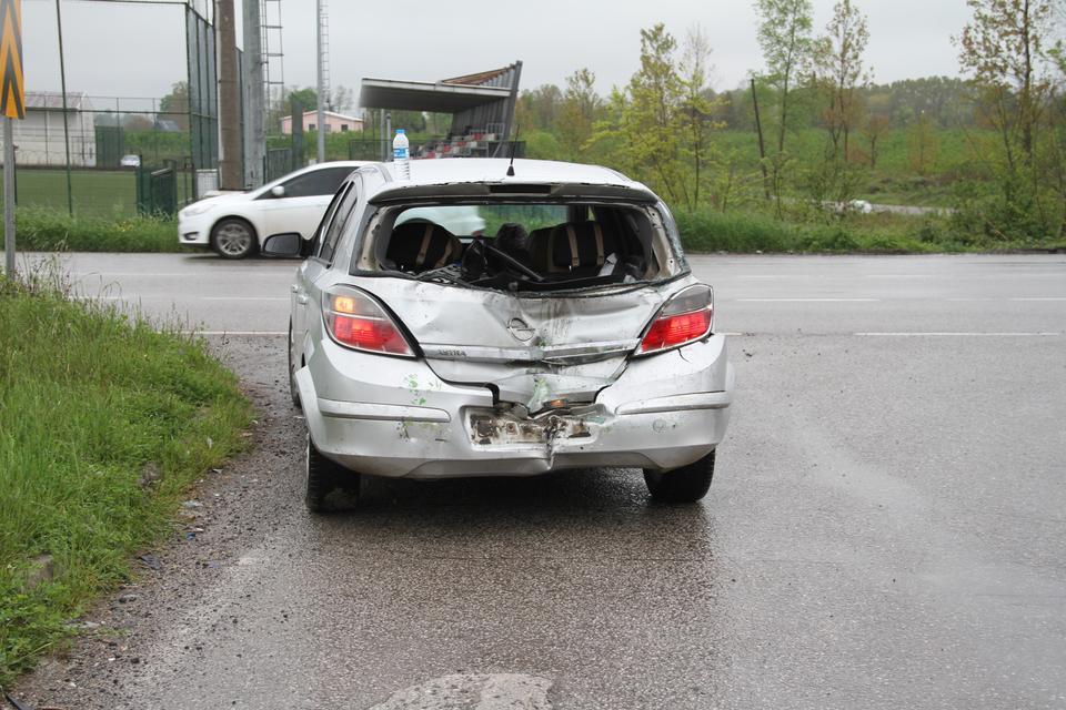 YOLCU OTOBÜSÜ İKİ ARACA ÇARPTI: 1 YARALI