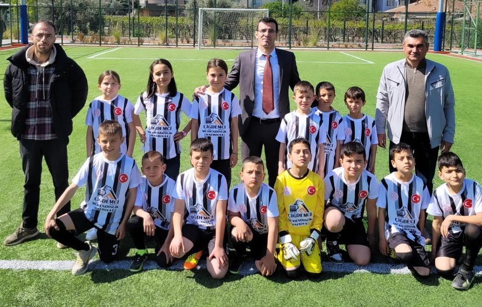 Hayırsever işadamı okul futbol takımını sevindirdi
