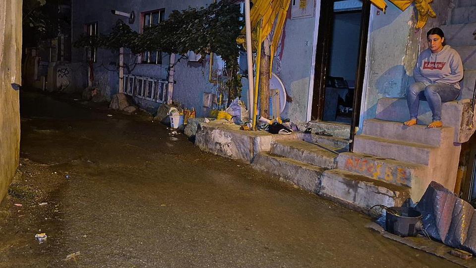 Gece yarısı patlayan su borusu paniğe neden oldu