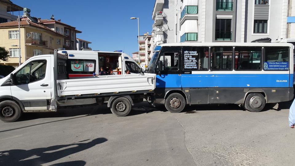 FRENİ BOŞALAN MİNİBÜS DEHŞET SAÇTI: 7 YARALI