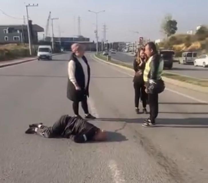 Otomobil yayalara çarpıp refüje çıktı: 1’i ağır 2 yaralı