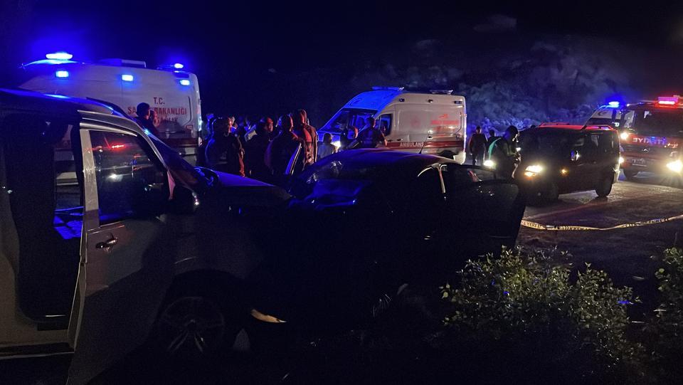 Ters yöne giren minibüs otomobille çarpıştı: 1 ölü, 8 yaralı