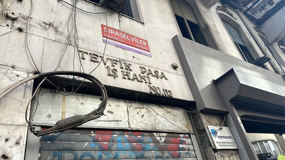 BEYOĞLU'NDA ŞÜPHELİ ÖLÜM, MÜHÜRLÜ ASANSÖRÜN ALTINDA BİR KİŞİNİN CANSIZ BEDENİ BULUNDU