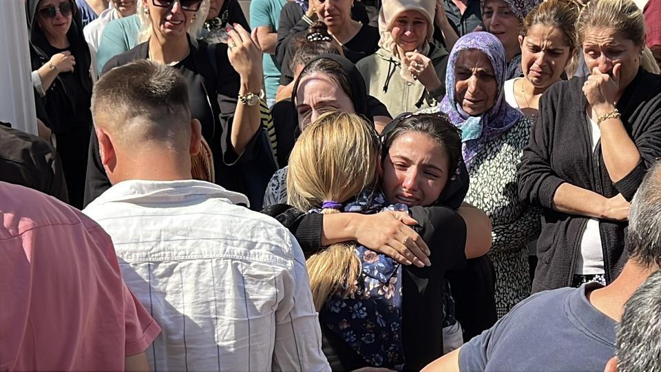 EŞİ TARAFINDAN ÖLDÜRÜLEN KADININ CENAZESİNDE DUYGU DOLU ANLAR MANİSA'DA BOŞANMA AŞAMASINDAKİ EŞİ TARAFINDAN ELLE BOĞULARAK ÖLDÜRÜLEN KADIN SON YOLCULUĞUNA GÖZYAŞLARIYLA UĞURLANDI GÜZELLİK SALONU İŞLETMECİSİ OLAN SELDA ELLER'İN İŞ YERİ ÖNÜNDE YAPILAN HELALLİK ALINMASINDA KIZI RABİA ANNESİNİN TABUTUNA SARILARAK 'KALBİNİ KIRDIYSAM ÖZÜR DİLERİM ANNE' DİYEREK GÖZYAŞLARINA BOĞULDU