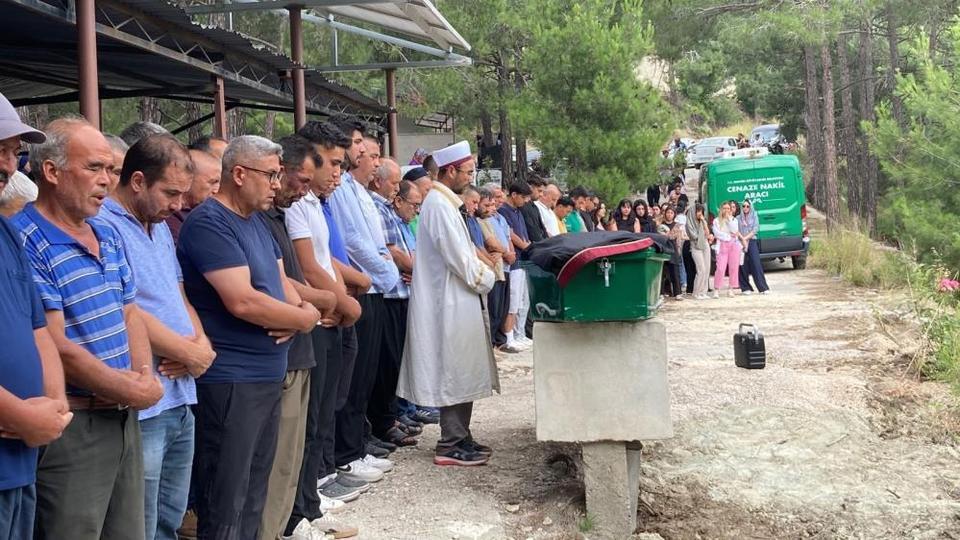 Otomobilin çarptığı avukat, cübbesi ile son yolculuğuna uğurlandı
