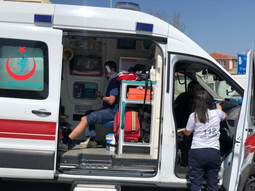 Kamyonetle çarpışmamak için manevra yapan motosiklet devrildi, 2 kişi yaralandı