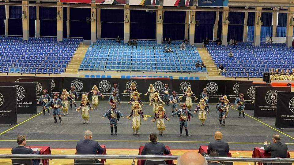 Aydın’da minik efeler sahneyi salladı