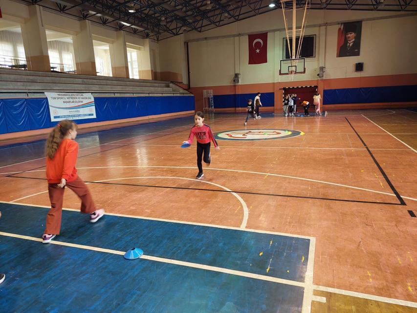 YETENEK TARAMALARI İLE GENÇLERİN POTANSİYELİ ORTAYA ÇIKIYOR GELECEĞİN SPORCULARI İÇİN ANTRENMANLAR DEVAM EDİYOR
