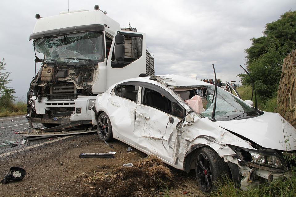 Zincirleme trafik kazası: 8 yaralı, 1 gözaltı