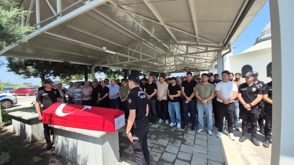 GENÇ POLİS MEMURU EVİNDE HAYATINI KAYBETTİ SON YOLCULUĞUNA MESAİ ARKADAŞLARI UĞURLADI