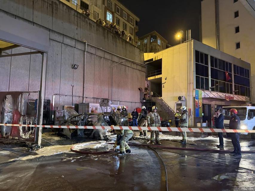 Şarjda olan elektrikli araç alev alarak patladı