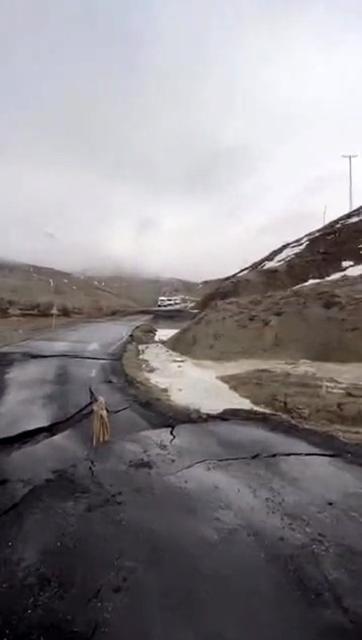 Toprak kaydı, yol çöktü: Ulaşım durdu