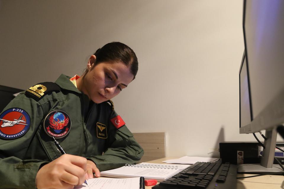 GÖKYÜZÜNDE BİR İLK: TÜRK DENİZ KUVVETLERİ'NİN İLK KADIN UÇAK PİLOTU TÜRK DENİZ KUVVETLERİ TARİHİNİN İLK KADIN UÇAK PİLOTU, ZORLU EĞİTİMLERİ BAŞARIYLA TAMAMLAYARAK GÖREVİNE BAŞLADI HAYALİNİN PEŞİNDEN KOŞTU, GÖKYÜZÜNE İMZASINI ATTI ÜSTEĞMEN HİLAL AYDIN: "HAYAL ETMEKTEN, HAYAL ETTİKLERİ UĞRUNA ÇALIŞMAKTAN VE İNANMAKTAN VAZGEÇMESİNLER"