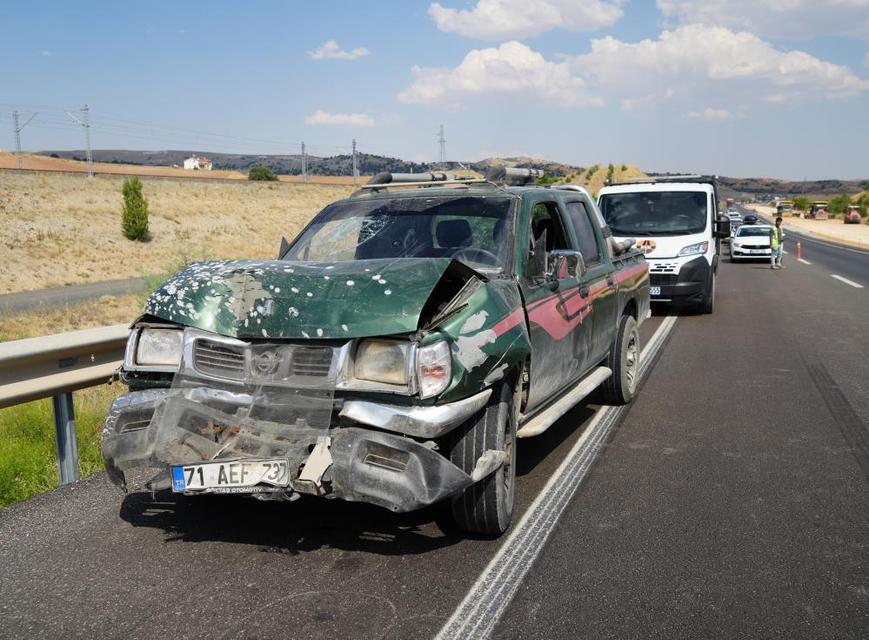 Kamyonet ile hafif ticari araç çarpıştı: 5 yaralı