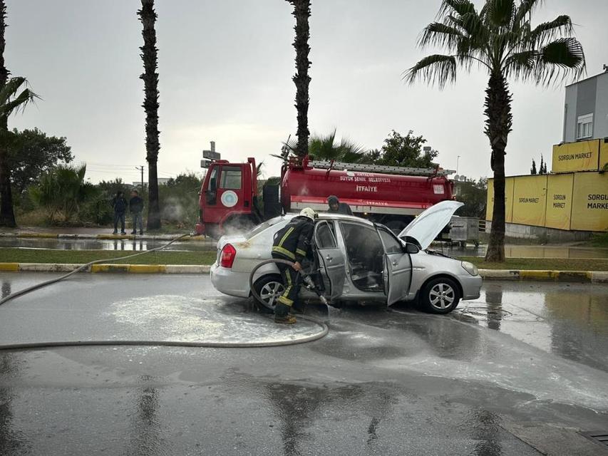 Seyir halindeki otomobil bir anda alev topuna döndü, sürücü kendini dışarıya attı