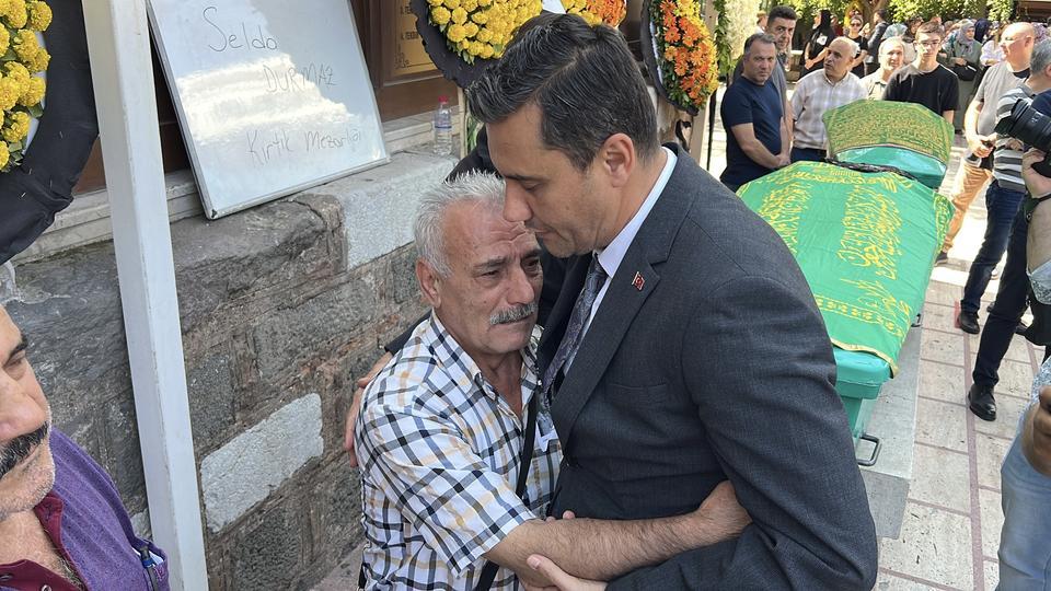EŞİ TARAFINDAN ÖLDÜRÜLEN KADININ CENAZESİNDE DUYGU DOLU ANLAR MANİSA'DA BOŞANMA AŞAMASINDAKİ EŞİ TARAFINDAN ELLE BOĞULARAK ÖLDÜRÜLEN KADIN SON YOLCULUĞUNA GÖZYAŞLARIYLA UĞURLANDI GÜZELLİK SALONU İŞLETMECİSİ OLAN SELDA ELLER'İN İŞ YERİ ÖNÜNDE YAPILAN HELALLİK ALINMASINDA KIZI RABİA ANNESİNİN TABUTUNA SARILARAK 'KALBİNİ KIRDIYSAM ÖZÜR DİLERİM ANNE' DİYEREK GÖZYAŞLARINA BOĞULDU