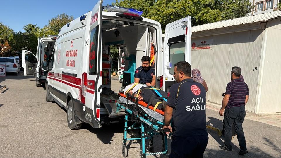 TÜTÜN İŞÇİLERİNİ TAŞIYAN MİNİBÜS DEVRİLDİ: 12 YARALI