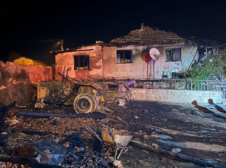 Evin garajında çıkan yangında otomobil ve traktör kullanılmaz hale geldi