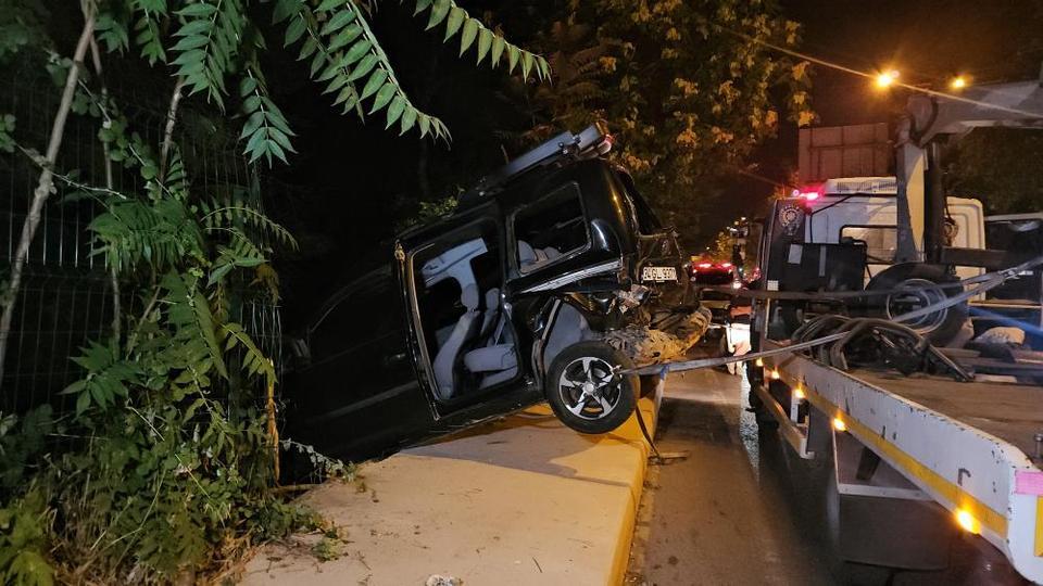 Makas atan sürücü 2 araca çarptı: 3 yaralı