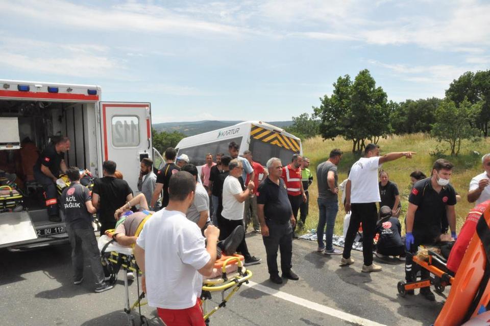 Yolcu minibüsü tıra çarptı: 16 yaralı