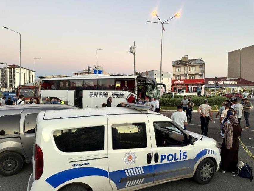 Yolcu otobüsü ile traktör çarpıştı: 8 yaralı