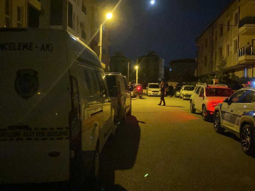 KAPI ÖNÜNDEKİ KAVGA CİNAYETLE SONUÇLANDI: TARTIŞTIĞI KADINI BIÇAKLAYARAK ÖLDÜRDÜ EVİNE GİDİP TARTIŞTIĞI KADINI BIÇAKLAYARAK ÖLDÜREN GENÇ KIZ VE ARKADAŞI GÖZALTINA ALINDI