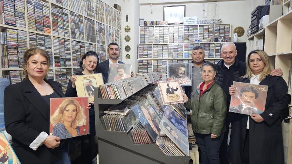 Aydın'da teknolojiye direndi, 50 yıldır plak ve kaset satıyor
