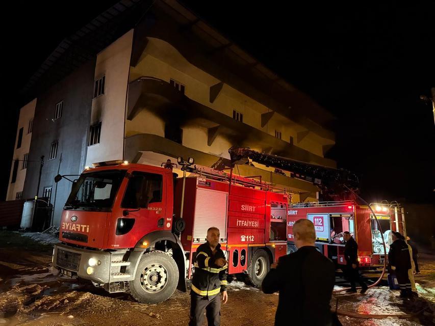 SİİRT'TE TERLİK FABRİKASINDA ÇIKAN YANGINDA 11 KİŞİ DUMANDAN ETKİLENDİ