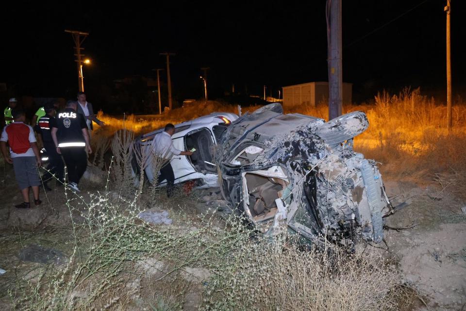 Önündeki araca çarptı, iki araç da takla attı