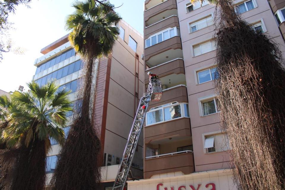 Aydın’da rüzgar binanın cephesini kopardı