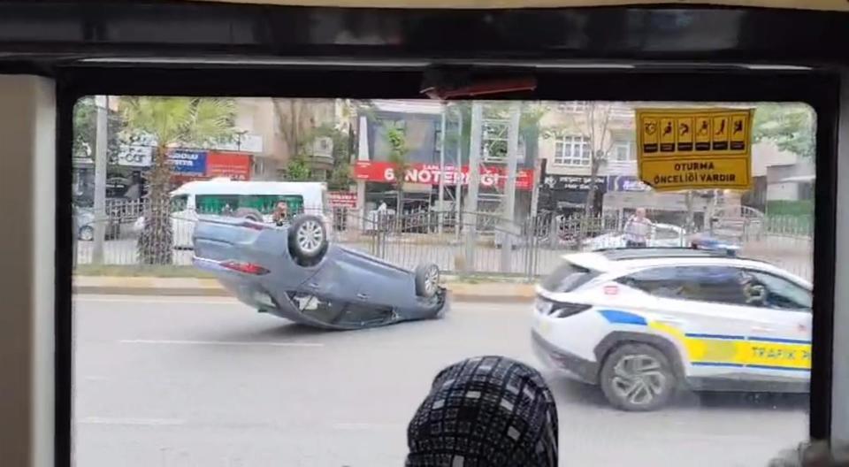 Kamyon ile çarpışan otomobil ters döndü