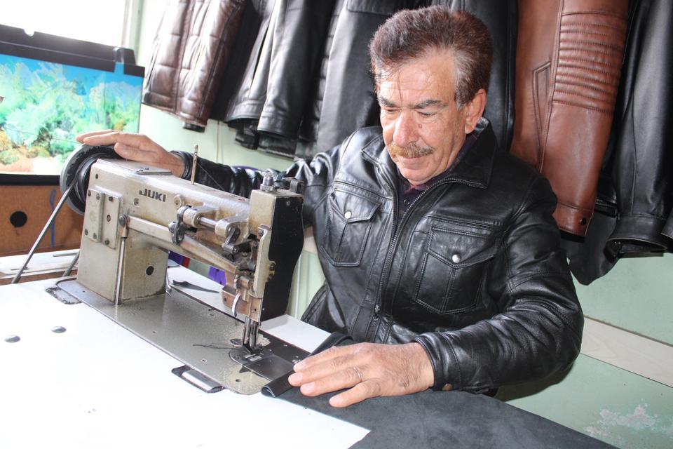 TOPLADIĞI HAM DERİLER, ELİNDE SANATA DÖNÜŞÜYOR KENDİ ÖLÇÜYOR KENDİ DİKİYOR