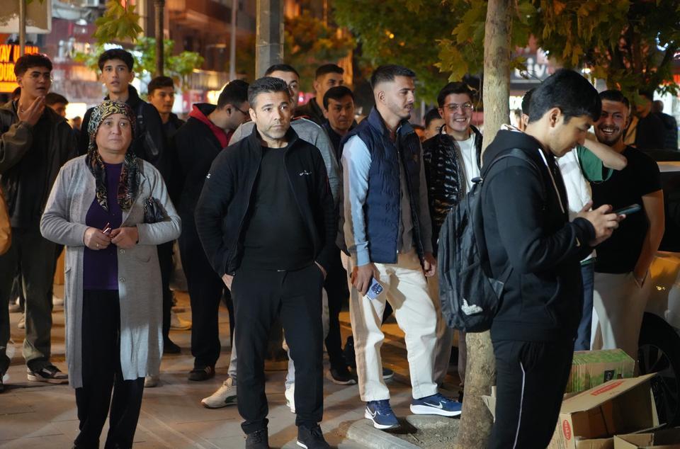 En işlek noktada şüpheli çanta paniği