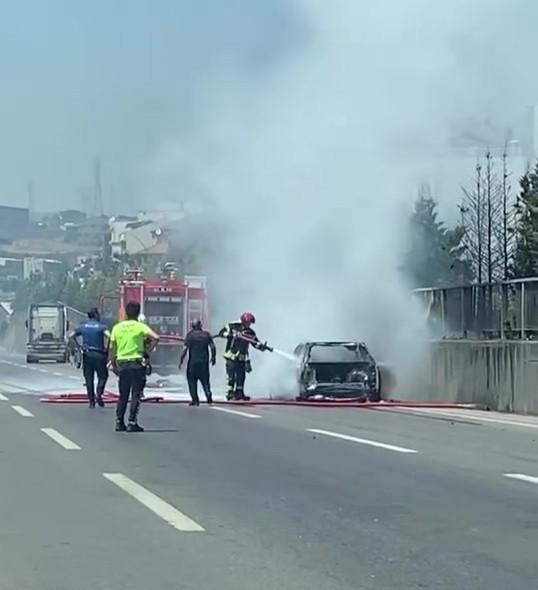 YANAN OTOMOBİLDEN GERİYE HURDA YIĞINI KALDI