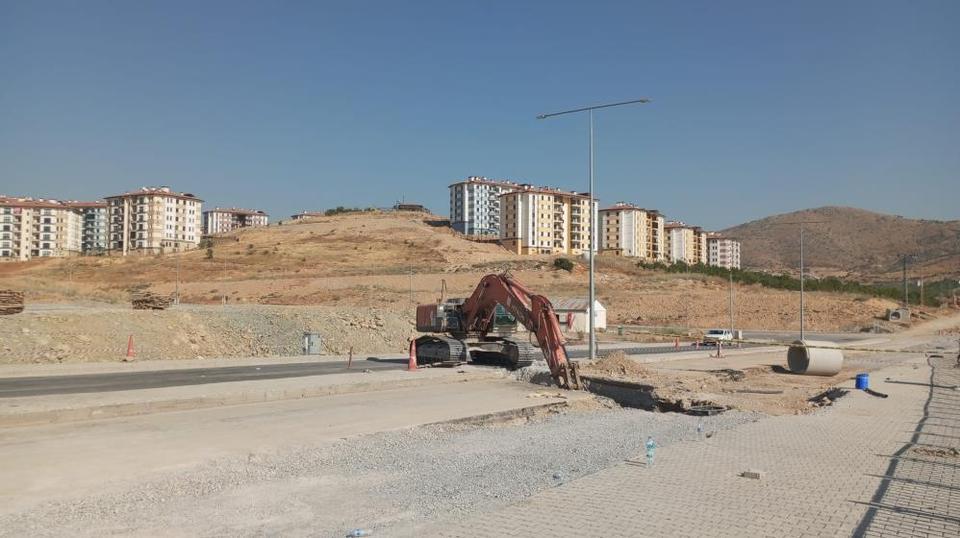 Yol çalışmaları sırasında göçük: 2 işçi toprak altında kaldı