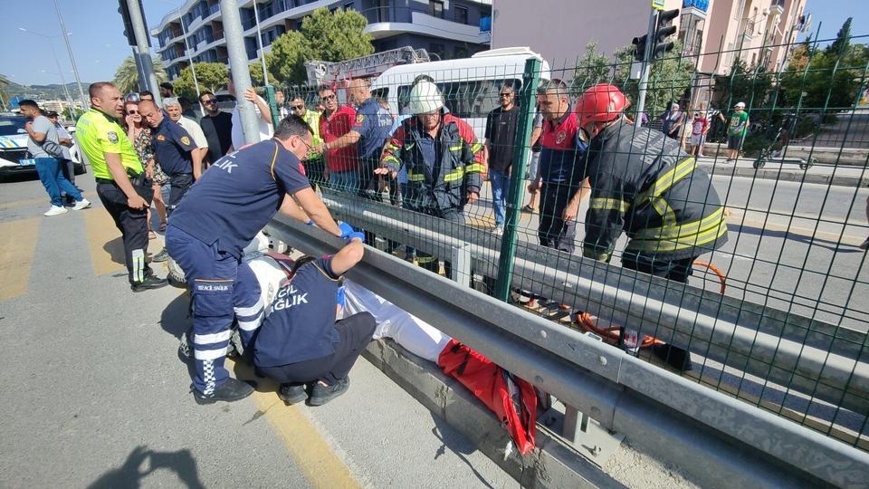 Aydın'da yaya geçidini kullanan motosiklete servis aracı çarptı