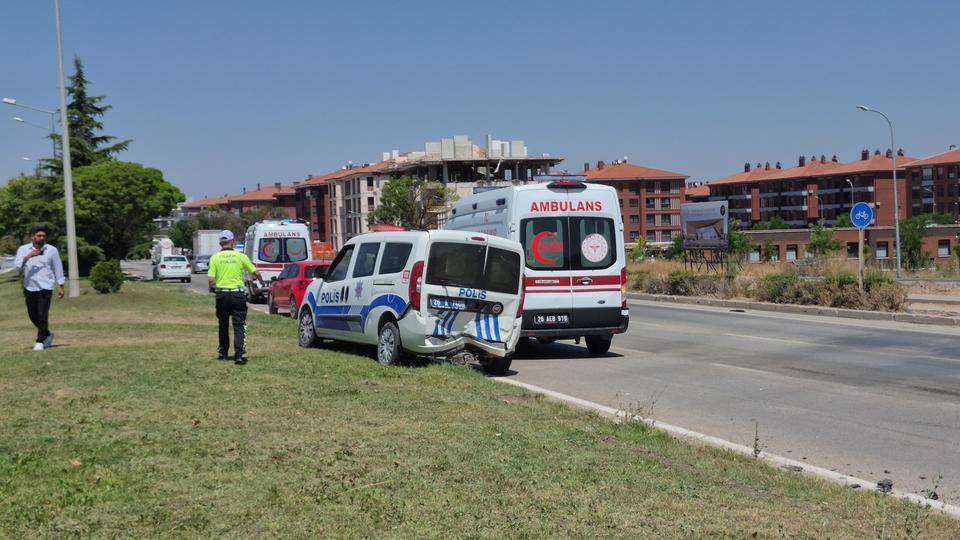 Kaza yerindeki polis aracına otomobil çarptı: 6 yaralı
