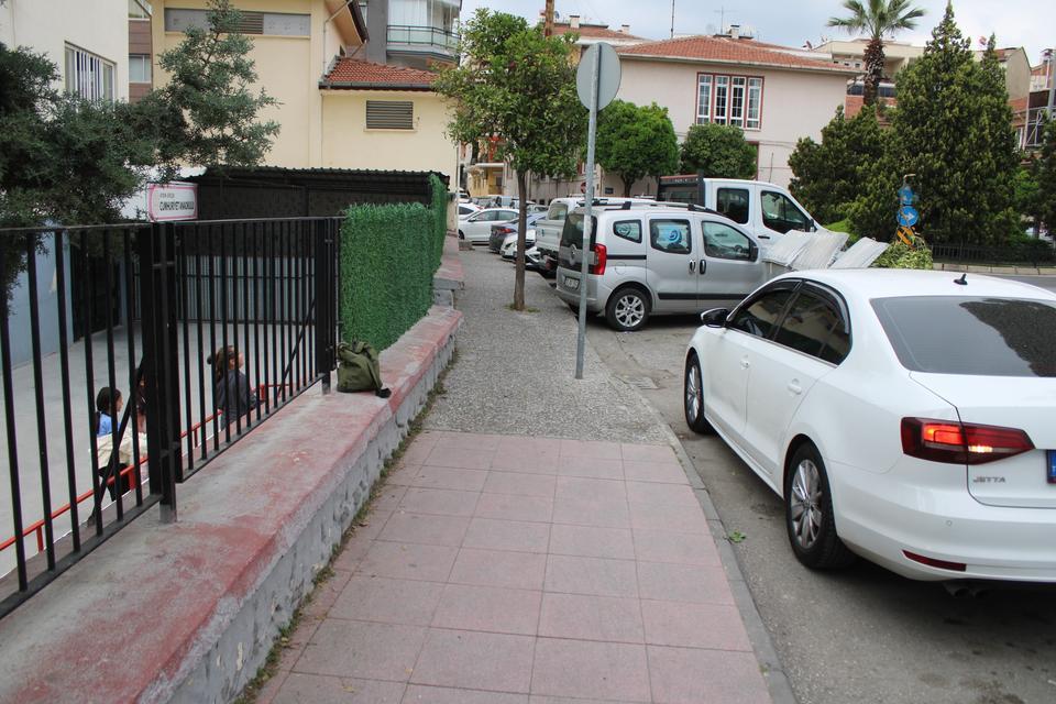 OKUL ÖNÜNDE ŞÜPHELİ ÇANTA PANİĞİ: OKUL BAHÇESİ BOŞALTILDI
