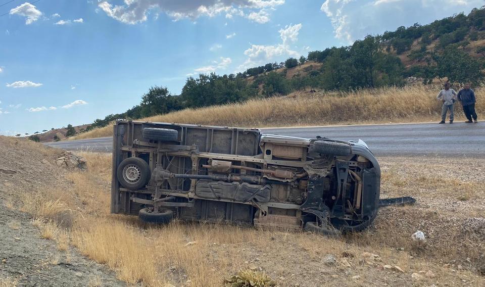 OTOMOBİL TAKLA ATIP ŞARAMPOLE DEVRİLDİ: 4 YARALI