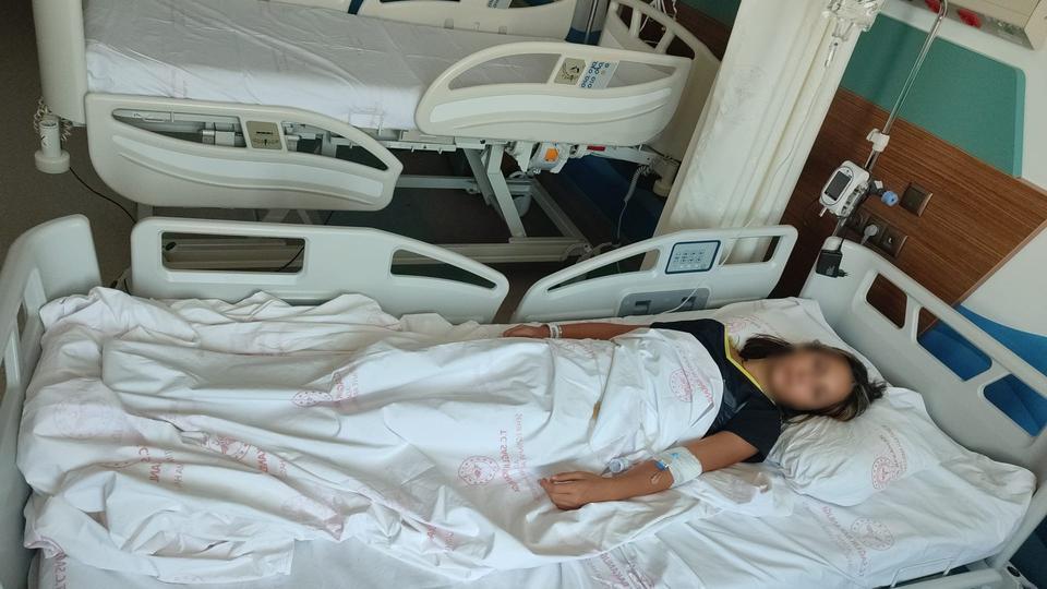 GEMİ FACİASINDA KURTULAN 5 KİŞİLİK AİLE DEHŞET ANLARINI ANLATTI AİLENİN 11 YAŞINDAKİ KIZININ ADANA'YA GELDİKTEN SONRA GÖTÜRÜLDÜĞÜ HASTANEDE 4 KABURGASININ KIRIK OLDUĞU BELİRLENEREK HASTANEYE YATIRILDI