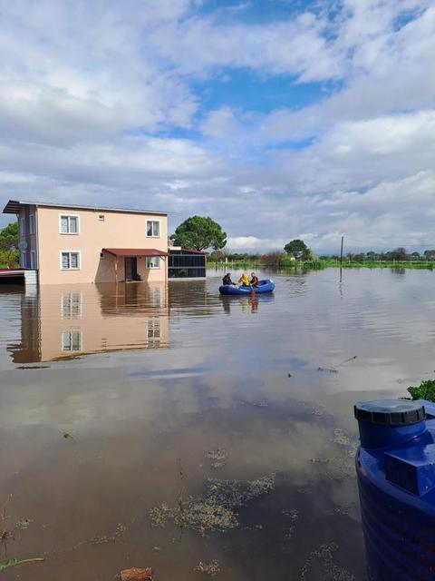 Aydın’da su baskını: Evinde mahsur kalan vatandaş kurtarıldı